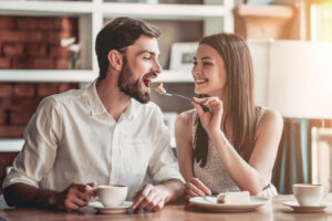誘ったら来てくれる女性心理とは？2人で食事する女性が脈なしか見分ける方法！