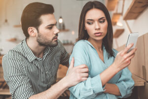 元彼と連絡を取り続ける女